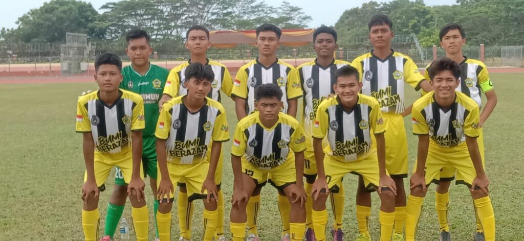 Tim Sepakbola Karimun yang mendapatkan tiket ke final POPDA Kepri. (ft roma)