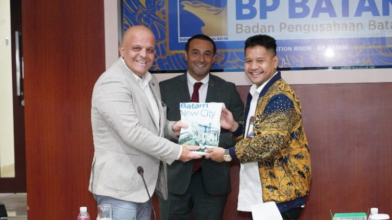BP Batam diwakili Direktur Lalu Lintas Barang dan Penanaman Modal, Surya Kurniawan Suhairi menerima kunjungan dari Kepala Kementerian Perdagangan Republik Turki, Mustafa Hilmi Askin, kemarin. (ft humasbpbatam)