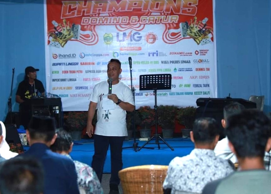 Bupati M Nizar saat sambutan acara penutupan turnamen domino dan catur di Kedai Kopi Jang, Lingga, tadi malam. (ft wandy)