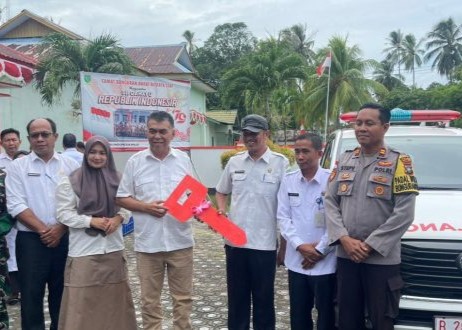 Bupati Wan Siswandi saat acara penyerahan ambulance baru ke Puskesmas Sedanau, pagi tadi. (ft kominfonatuna)