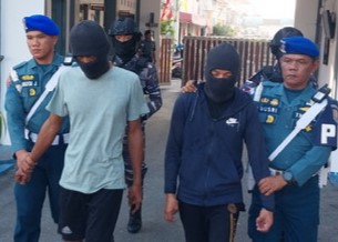 Dua terduga PMI Ilegal saat digelandang di Makolanal Tbk, kemarin. (ft lanaltbk)