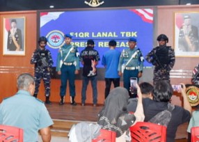 Dua tersangka PMI Non prosedural saat konferensi pers di Lanal Tbk, kemarin. (ft msaimi)