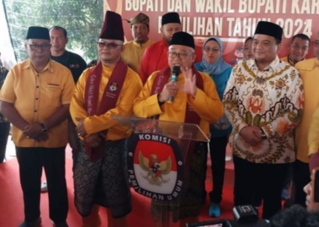 Firman-Ery menggelar konferensi pers saat mendaftar di KPU Karimun, pagi tadi. (ft msaimi)