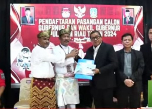 HMR -Aura saat menyampaikan berkas pencalonannya, kemarin. (ft kpukepri)