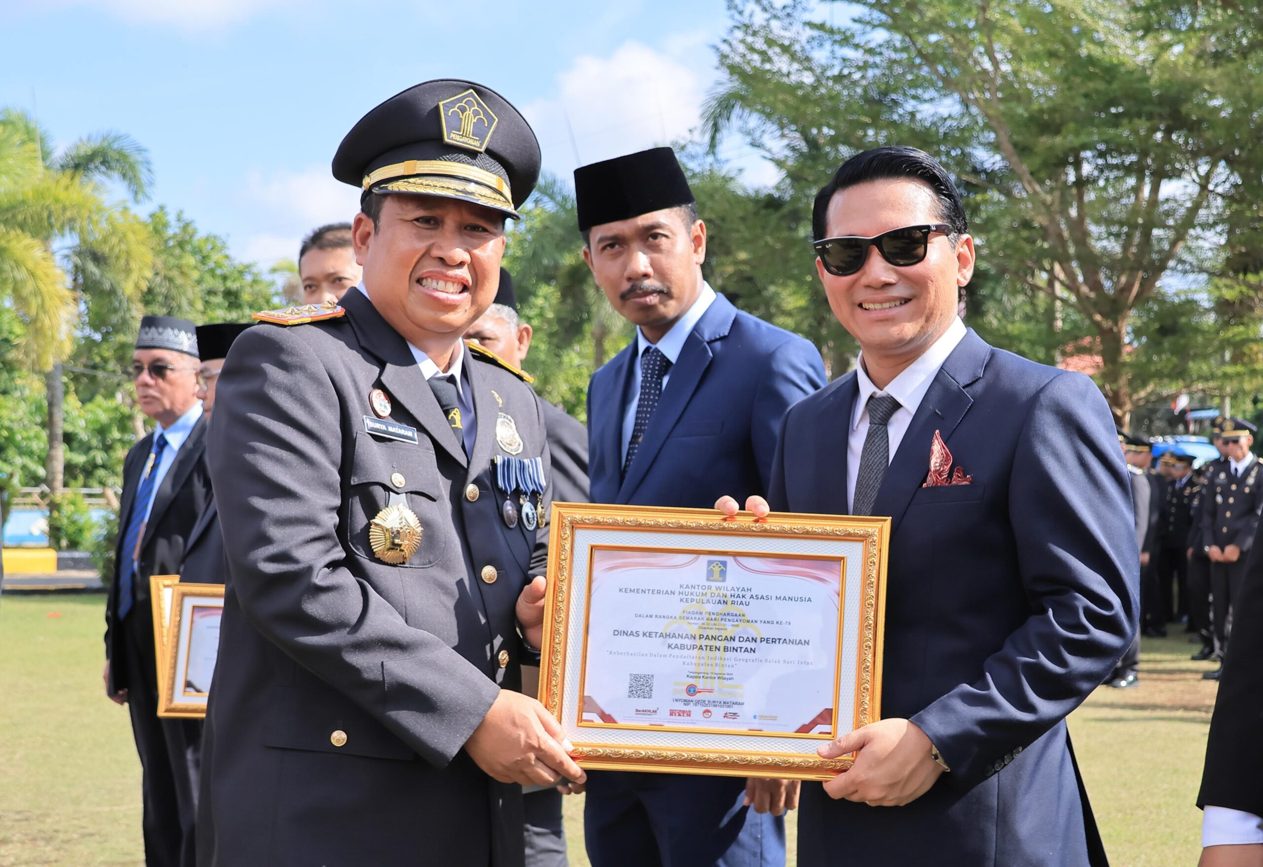 KaKanwil Kemenkumham Kepri saat memberikan penghargaan kepada Wakil Bupati Bintan Osith, pagi tadi. (ft kanwilkemenkumhamkepri)