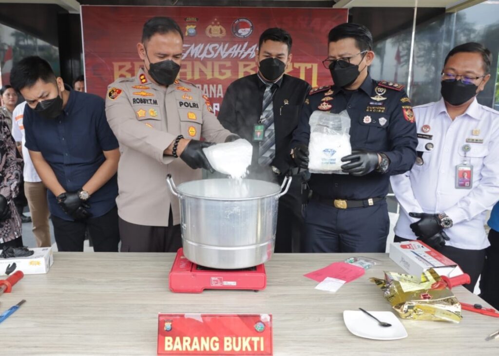 Kapolres Karimun AKBP Robby Topan Manusiwa saat memusnahkan narkoba jenis sabu, pagi tadi. (ft humaspolreskarimun)