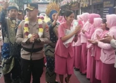 Kapolres Karimun AKBP Roby Topan Manusiwa bersama istri saat tiba di Mapolres Karimun. (ft msaimi)