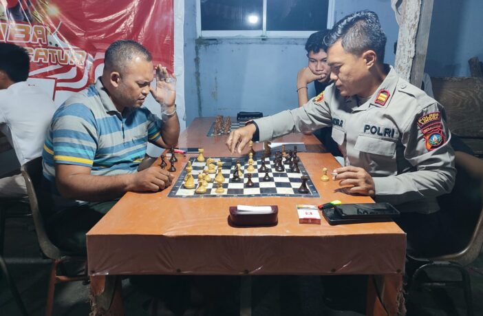 Kapolsek Dabo juga turut meeriahkan Turnamen Catur yang digelar KKJ dan LMG, di Kecamatan Singkep tadi malam. (ft wandi)