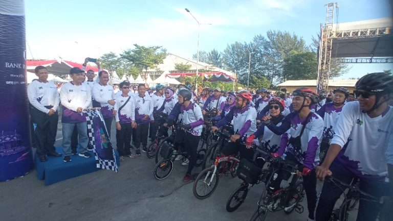 Kepala Perwakilan BI Kepri, Suryono didampingi jajaran Forkopimda melepas peserta Funbike Kemerdekaan Gebyar Melayu Pesisir 2024 di kawasan Harbour Bay, Batam, pagi tadi. (ft qori)