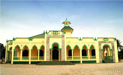 Masjid Al Mubaraq di Meral ini kini telah dipugar, keasliannya berubah sedikit di bagian pintu masuknya. (ft wisatapro)