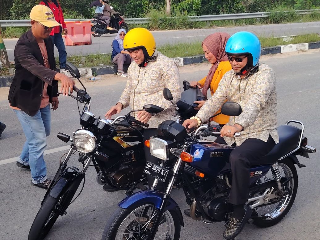Paslon BARA setibanya di depan kantor KPU Karimun sebelum mendaftar, sore ini. (ft msaimi)