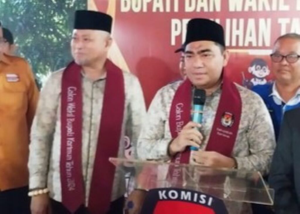 Paslon Bupati dan Wakil Bupati Karimun 2024, Bakti Lubis dan Raja Bakhtiar atau disingkat BARA saat memberikan keterangan pers usai mendaftar ke KPU Karimun, Provinsi Kepri, Kamis sore kemarin. (ft msaimi)