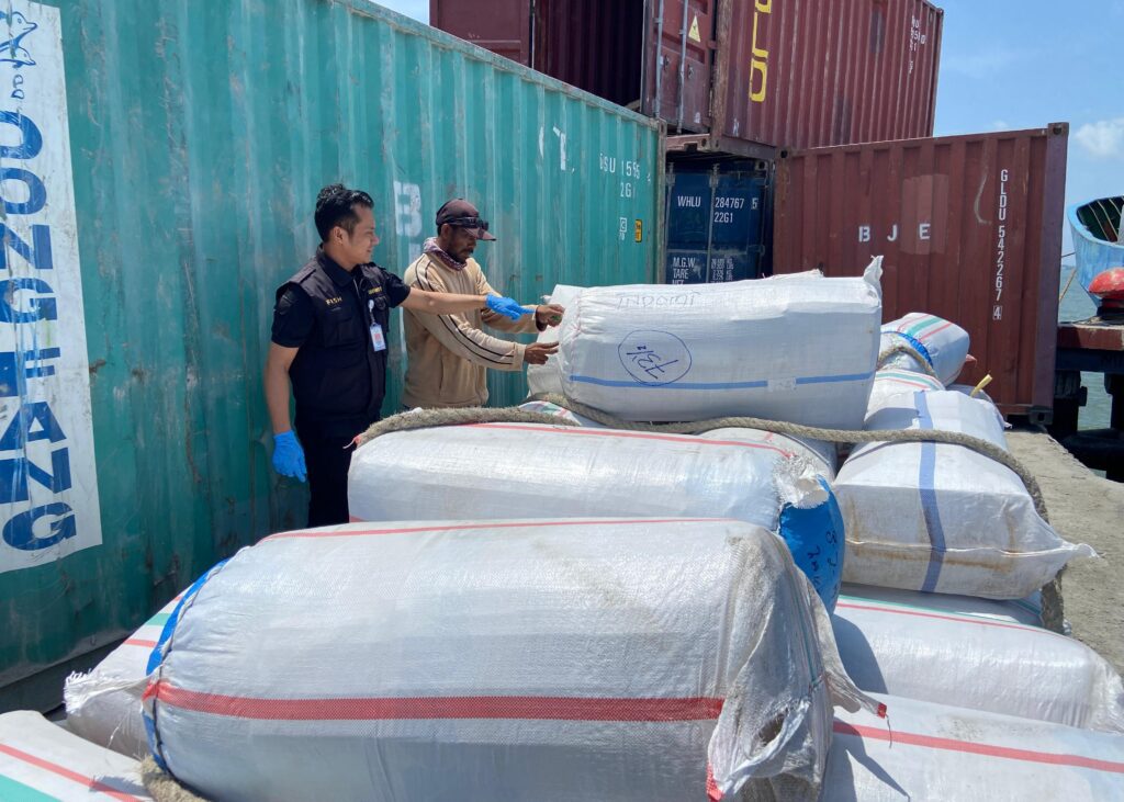 Pegawai Karantina saat mengecek ikan asin yang akan dikirim ke Jakarta di Parit Rempat Karimun, siang tadi. (ft msaimi)