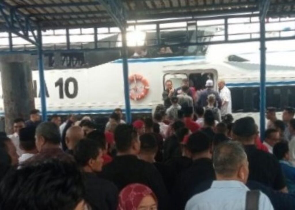 Ribuan Pendukung Antar HMR- Aura Daftarkan Diri ke KPU di Tanjungpinang   