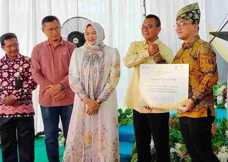 Penyerahan secara simbolis bantuan bazar bagi UMKM di Tanjungpinang dari PT Pegadaian ke Pj Wako Andri Rizal, kemarin sore. (ft fuji)