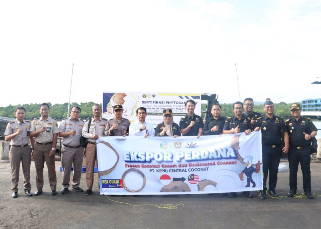 Petugas Barantin dan Bea Cukai berfoto bersama saat ekspor perdana santan asal Moro, Senin lalu. (ft barantinkarimun)