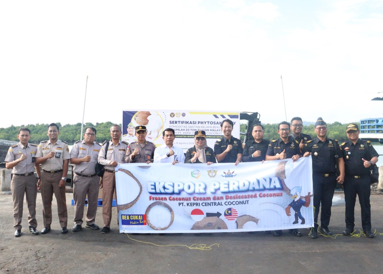 Petugas Barantin dan Bea Cukai berfoto bersama saat ekspor perdana santan asal Moro, Senin lalu. (ft barantinkarimun)