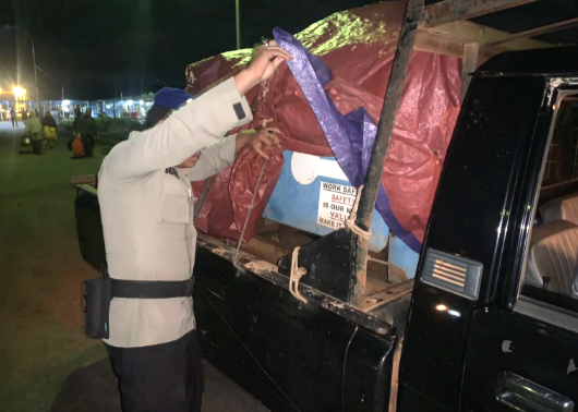 Polres Lingga saat mengecek barang masuk di Pelabuhan Jagoh, tadi malam. (ft polreslingga)