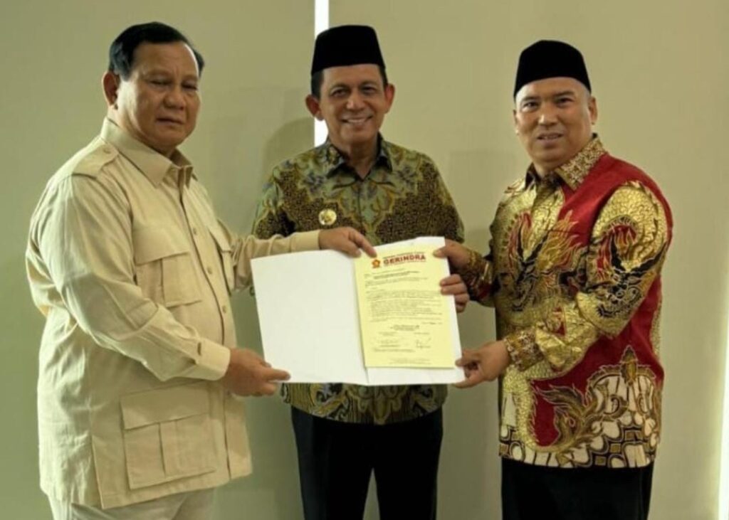 Prabowo saat menyerahkan SK kepada Ansar Ahmad dan Nyangnyangdi Batam, pagi tadi. (ft erwin)