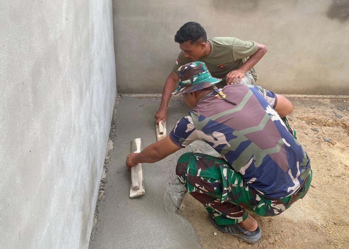Proses rehabilitas rumah Hamizan di Kecamatan Durai, pagi tadi. (ft msaimi)