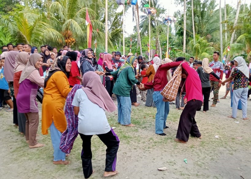 Satu dari aneka permainan rakyat di Desa Sungai Buluh Kundur, kemarin. (ft gani)