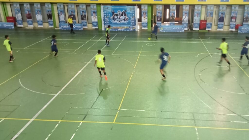 Suasana Open Tournament KMG CUP III di GOR Tertutup Karimun, siang ini. (ft msaimi)