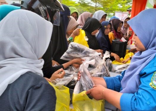 Suasana bazar ikan murah di Coastal Area. pagi tadi. (ery)