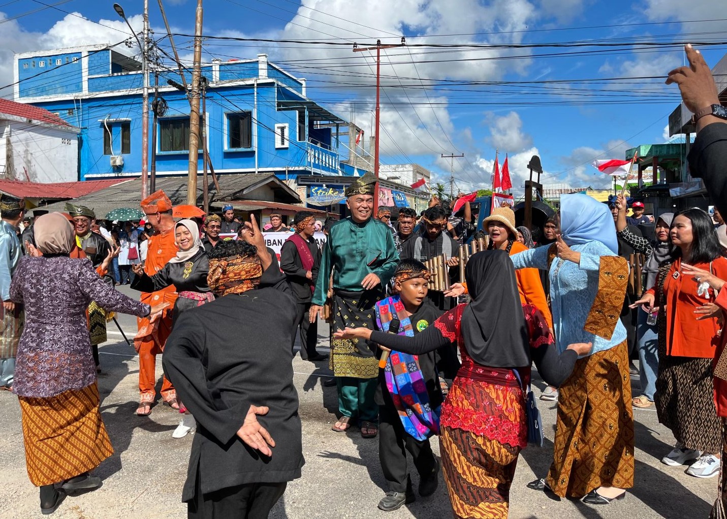 Suasana pawai budaya HUT ke-79 RI di Natuna, pagi tadi. (ft kominfonatuna)