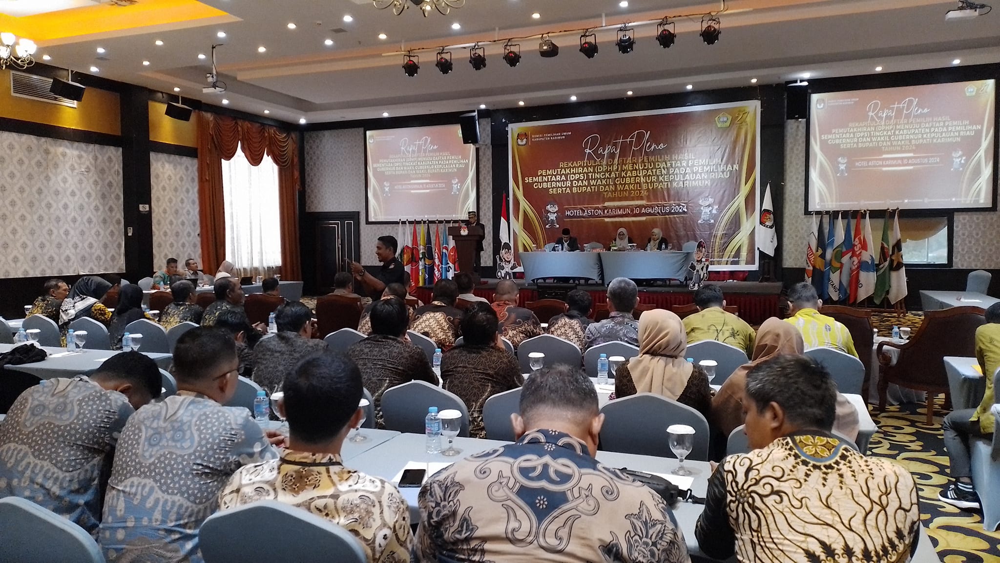Suasana Rapat Pelno KPU di Aston Hotel, kemarin sore. (ft msaimi)