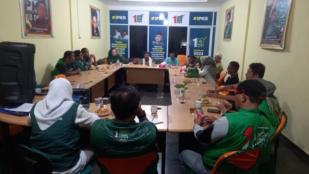Suasana rapat pleno luar baisa di kantor DPC PKB Karimun, malam tadi. (ft dpcpkb)