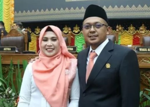 Suryanto bersama istri usai dilantik sebagai Anggota DPRD Kota Batam, belum lama ini. (ft ricky)