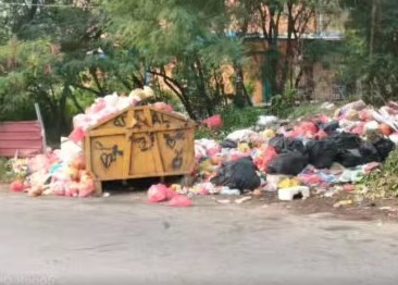 Tumpukan sampah di salah satu TPS di Pulau Karimun, siang tadi. (ft msaimi)