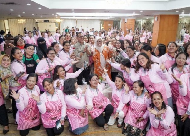 Wagub Marlin Agustina mengoptimalkan program peningkatan kualitas keluarga melalui Pelatihan Life Skill bagi ibu-ibu rumah tangga, di Hotel Golden View, kemarin. (ft restu)
