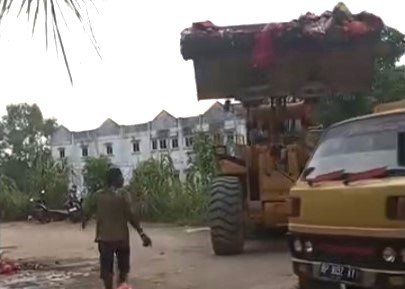 Alat berat yang disewa Paslon BaRa saat mengangkut sampah di Bukit Senang, siang tadi. (Ft msaimi)