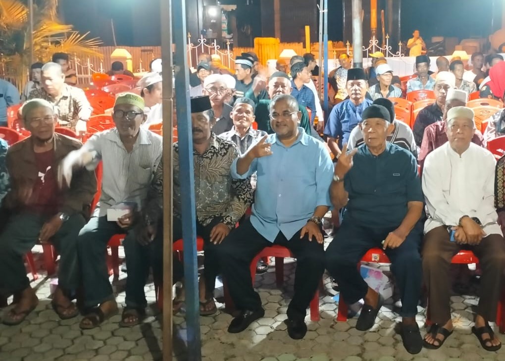 Aunur Rafiq (ketiga dari kanan) berfoto bersama masyarakat Tanjungbalai Karimun, tadi malam. (ft ery)
