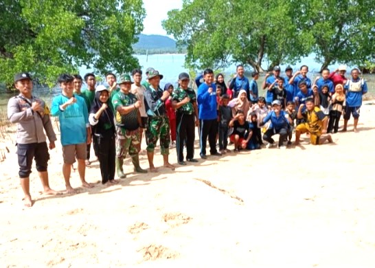 Babinsa dan warga setempat di Desa Jang berfoto bersama usai acara penamanan bakau, pagi tadi. (ft koramil02moro).png