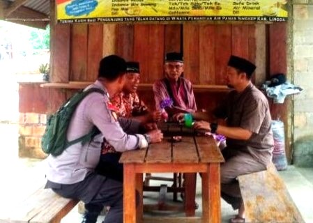 Bhabinkamtibmas melaksanakan kegiatan Door to Door System (DDS) dan Cooling System serta silaturahmi bersama masyarakat.