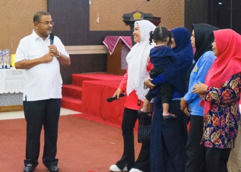 Bupati Aunur Rafiq saat berdialog dengan kader Posyandu di acara pembukaan Jambore Posyandu, siang tadi. (ft msaimi)