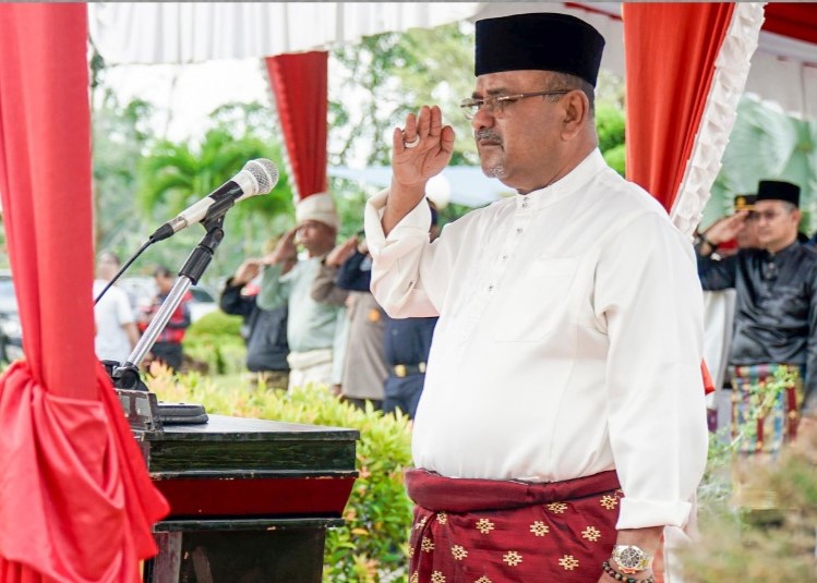 Bupati Aunur Rafiq saat menjadi pemimpin upacara HUT ke-22 Provinsi Kepri. pagi tadi. (ft msaimi)