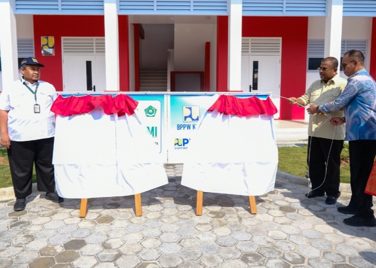 Kegembiraan menyelimuti juga warga Meral dengan diresmikannya gedung baru SDN 006 Meral tersebut. Dengan adanya gedung baru ini, warga berharap kualitas pendidikan di Meral khususnya semakin meningkat. “Siswa-siswi sekarang dapat belajar dengan lebih nyaman dan mendapatkan fasilitas yang memadai,” ujar seorang warga yang juga orangtua siswa yang hadir di acara peresmian gedung baru SDN 006 tersebut. Orangtua siswa lainnya mengaku sangat bersyukur atas perhatian pemerintah terhadap pendidikan anak-anaknya. “Semoga gedung sekolah ini dapat dimanfaatkan dengan sebaik-baiknya,” ujar salah seorang wali murid. Bupati Aunur Rafiq menambahkan dalam sambutannya, peresmian gedung tersebut sebagai bukti komitmen Pemerintah Kabupaten Karimun dalam meningkatkan kualitas pendidikan di wilayah tersebut. “Gedung sekolah baru ini adalah hadiah untuk anak-anak kita. Semoga mereka semakin semangat belajar dan meraih cita-citanya,” ungkap Bupati Rafiq dengan penuh semangat. Bupati Rafiq menyampaikan bahwa pembangunan gedung sekolah ini merupakan salah satu upaya pemerintah untuk mewujudkan visi Karimun yang lebih maju dan berdaya saing. “Pendidikan adalah investasi masa depan. Dengan fasilitas yang memadai, kita berharap kualitas pendidikan di Karimun semakin meningkat,” ujar Bupati Aunur Rafiq. (msa)