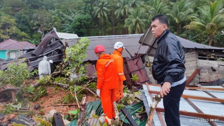 Bupati Natuna Wan Siswandi saat meninjau langsung sisa-sisa peristiwa longsor di Serasan, pada Maret 2023 lalu. (ft dok kominfonatuna)