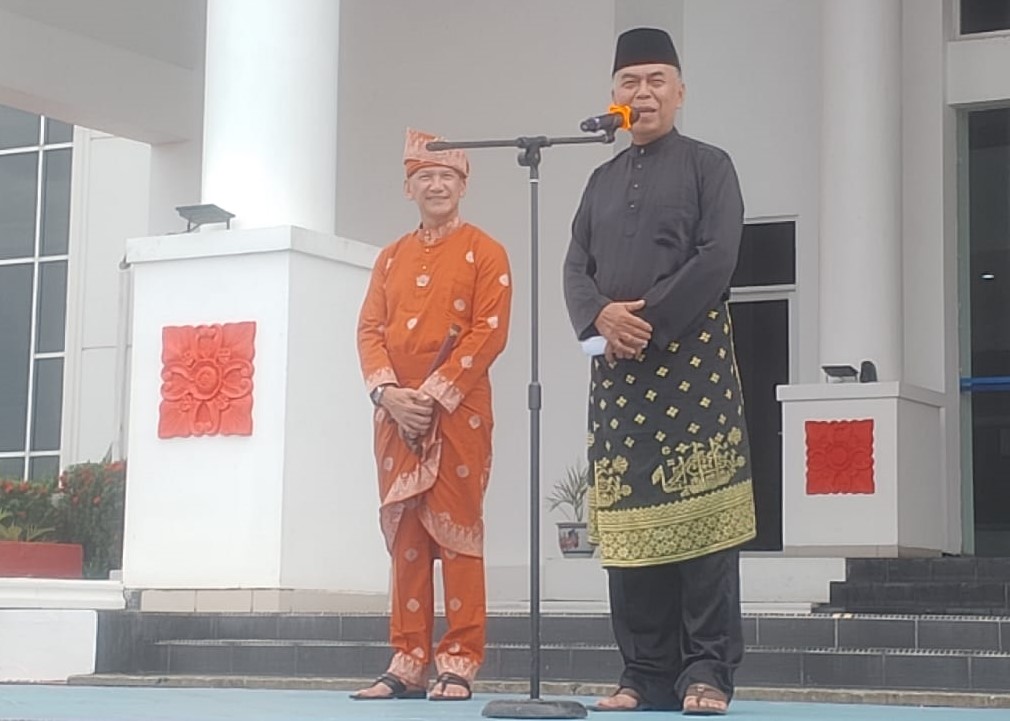 Bupati Natuna didampingi Wakil Bupati saat memimpin Upacara Hari Jadi Provinsi Kepri di Natuna, pagi tadi. (ft putra)