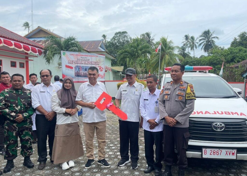 Bupati Natuna saat menyerahkan kunci ambulans secara simbolis di Puskesmas Ranai, pagi tadi. (ft putra)