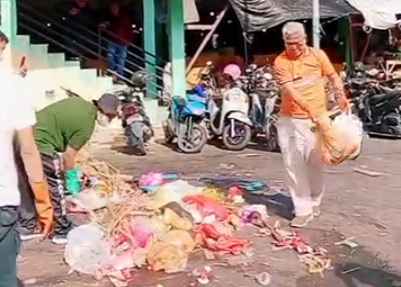 Cawabup Karimun Raja Bakhtiar saat terjun mengangkut sampah di Pasar Puan Maimun, pagi tadi. (ft msaimi)