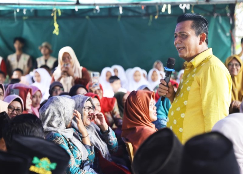Gubernur Ansar Ahmad di Desa Parit I Kecamatan Selat Gelam Karimun saat menyampaikan bantuan dari Pemprov Kepri, pagi tadi. (ft kominfokepri)
