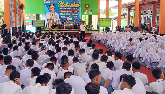 Gubernur Kepri Ansar Ahmad memberikan motivasi kepada siswa-siswi SMA Negeri 1 Karimun, pagi tadi. (ft novel)