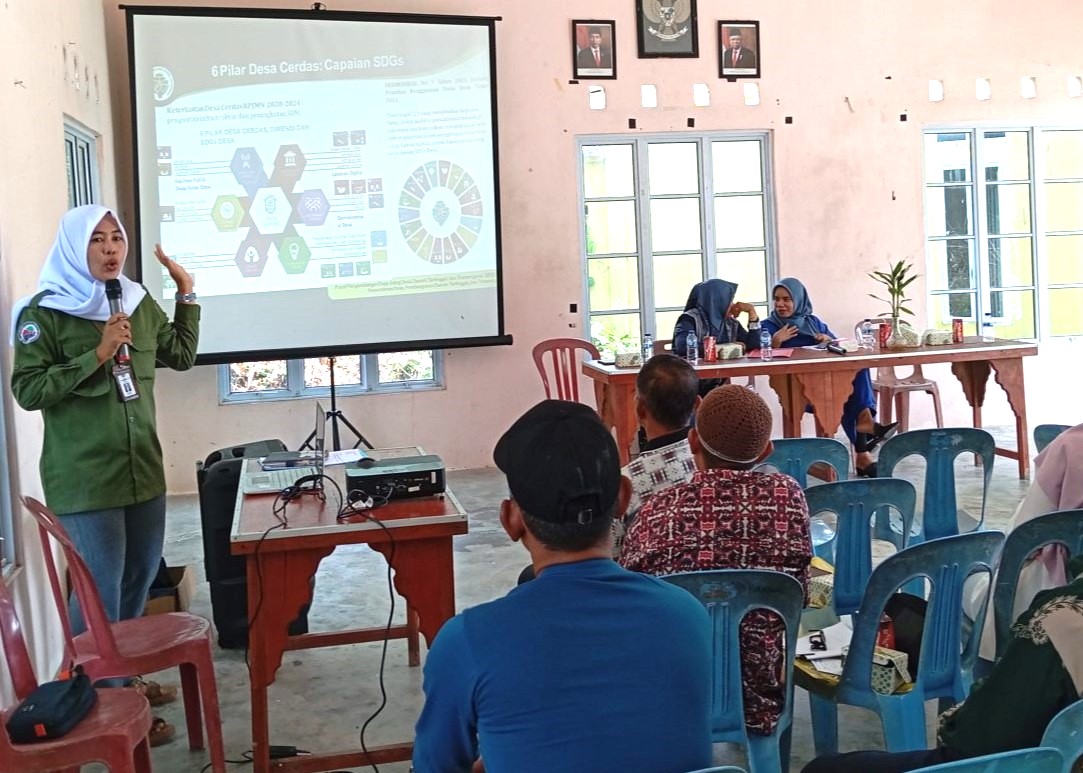 Helmasari, Duta Digital Kabupaten Karimun saat pembukaan pelatihan digital enterpreuner di Desa Teluk Radang Kundur, kemarin. (ft msaimi)