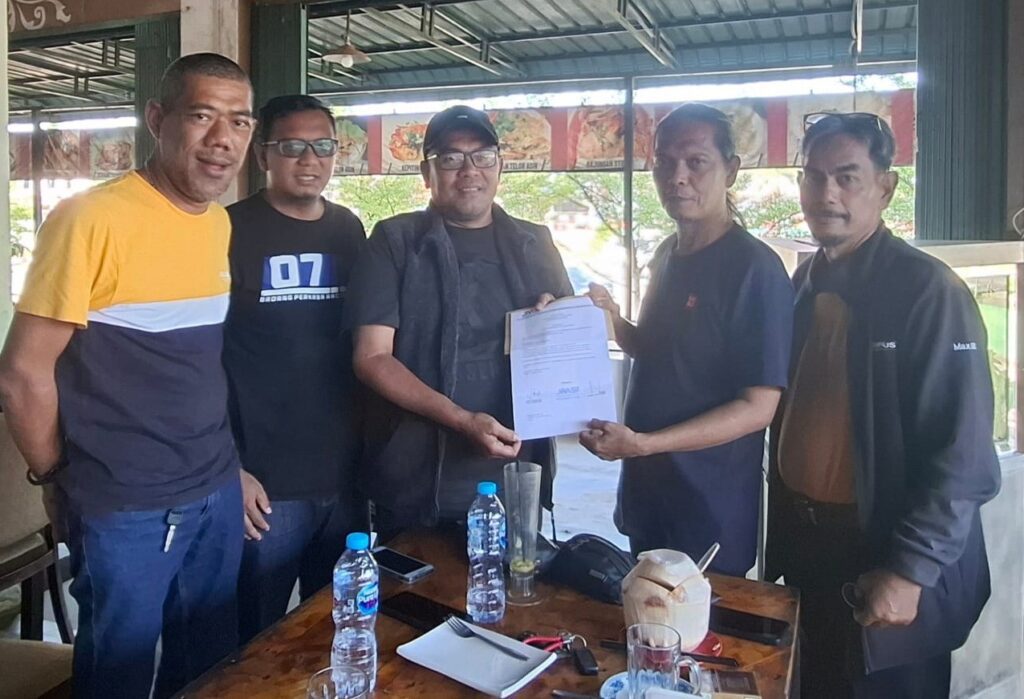 Hengki Jambak saat menerima mandat dari JMSI Kepri, pagi tadi. (ft ricky)