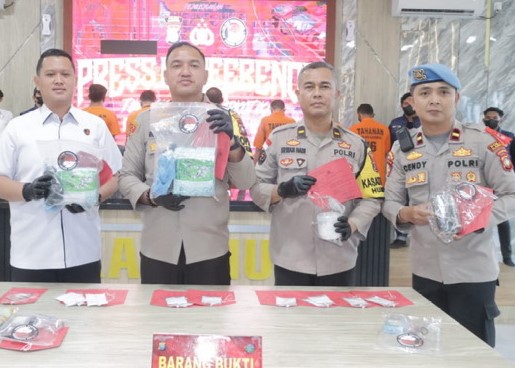 Kapolres beserta jajaran menunjukkan barang bukti yang dibawa RD di rumahnya saat konferensi pers, pagi tadi. (msa)