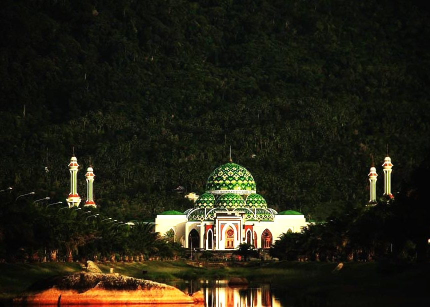Masjid Agung Natuna berganti nama menjadi Masjid Baitul Izzah, foto diambil tadi malam. (ft putra)